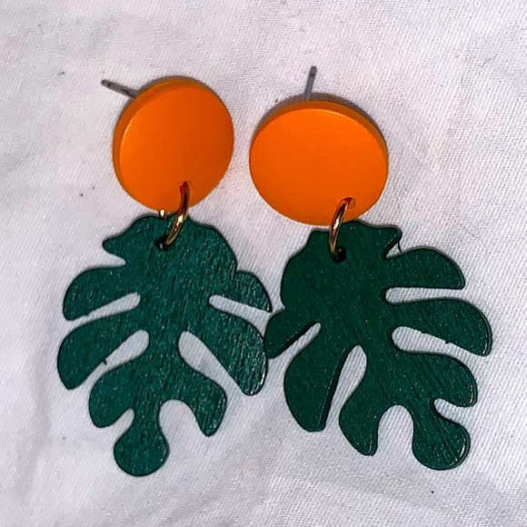 🦋 3/$24 🍃 wooden leaf earrings, NWOT. - Picture 4 of 4